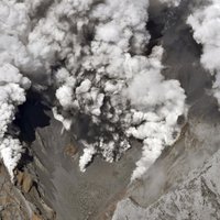 Japānā vulkāna izvirdumā cietuši 11 cilvēki