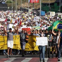 Brazīlijā vēršas plašumā vērienīgi protesti pret dārgiem futbola turnīriem