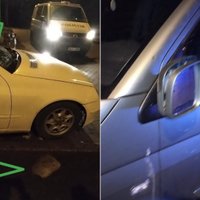 Foto: Naktī Pļavniekos jaunieši spārdījuši pa ceļam esošos auto