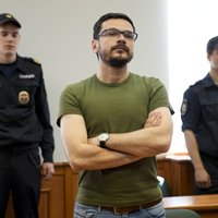 Krievijas tiesa par pusgadu pagarina opozicionāra Jašina apcietinājumu