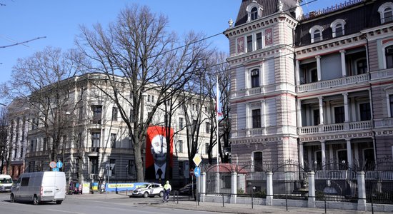 На здании посольства РФ повреждена табличка: полиция начала проверку