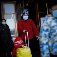 Mirušo skaits koronavīrusa uzliesmojumā Ķīnā sasniedzis 908