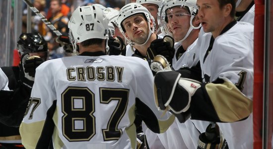 'Penguins' pēc pārliecinošas uzvaras pietuvojas NHL pusfinālam