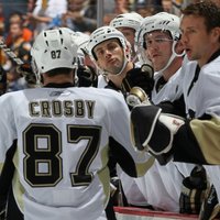 'Penguins' pēc pārliecinošas uzvaras pietuvojas NHL pusfinālam