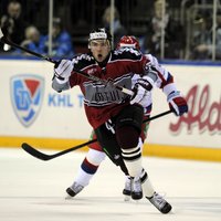 Latvijas hokeja izlase pagarinājumā pieveic Slovēniju