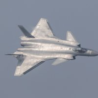 Foto: Ķīna pirmo reizi izrāda radariem neredzamo iznīcinātāju J-20