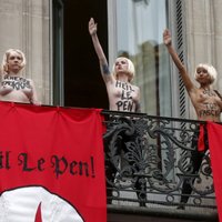 ФОТО: активистки Femen атаковали Марин Ле Пен у памятника Жанне д'Арк