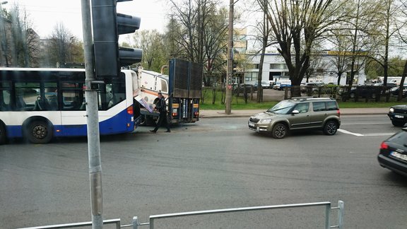 Ganību dambī avarē autobuss un kravas auto - 4