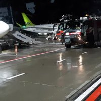 Video: 'airBaltic' lidmašīna Rīgā piezemējas paaugstinātas drošības apstākļos