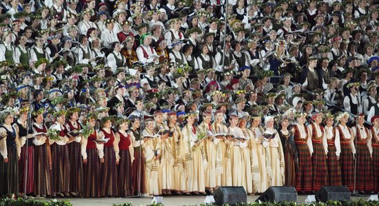 Опрос: 91% латвийцев против того, чтобы политики получили бесплатные билеты на Праздник песни