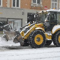 Rīgā ziemas tehnikas vienības turpinās strādāt diennakts režīmā