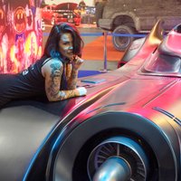 Foto: Seksīgā Lee pozē pie miljona vērtā Betmena auto
