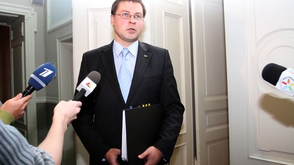 Dombrovskis tiekas ar ZZS