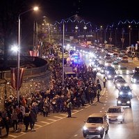 Fotoreportāža: tūkstošiem svecīšu pie Rīgas pils mūriem