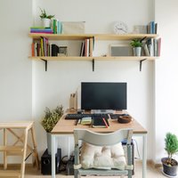Mājas birojs dažos kvadrātmetros – idejas, kā šaurībā ierūmēt darba galdu