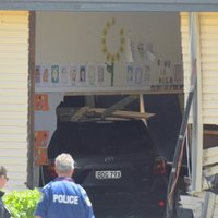 Skolā Sidnejā ietriecas automašīna; divi bērni gājuši bojā