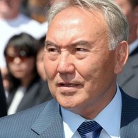 Kazahstānas parlaments nolemj rīkot pirmstermiņa prezidenta vēlēšanas, lai 'izrādītu atbalstu' Nazarbajevam