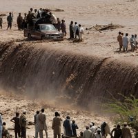 Video: Pakistānā lietavu ūdeņi aiznes tiltus, ceļus un cilvēku dzīvības