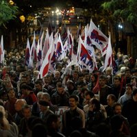 Grieķijā tūkstošiem cilvēku protestē pret taupības plāniem