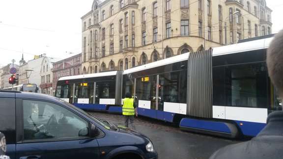 Barona ielā no sliedēm noskrējis tramvajs - 1