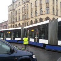 No sliedēm noskrējis tramvajs rada haosu Rīgas centrā