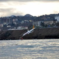 ФОТО: В Турции самолет при посадке чуть не скатился в море