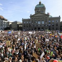 Foto: Šveicē vairāki desmiti tūkstoši demonstrantu pieprasa atteikšanos no fosilā kurināmā