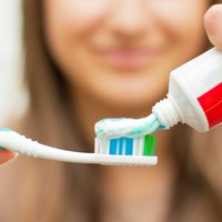 Ne tikai zobu tīrīšanai! Idejas, kur mājās pielietot zobupastu