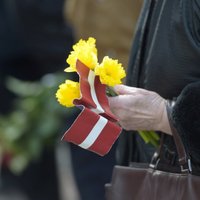 Latvijā ar atceres pasākumiem piemin 14. jūnija deportāciju upurus