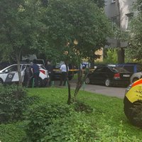 Policija dzīvoklī Rīgā aiztur bruņotu vīrieti