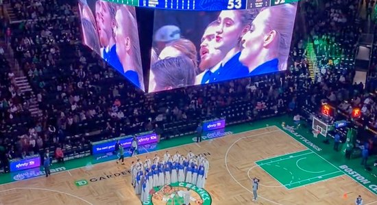 Noskaties! Koris 'Kamēr…' sajūsmina basketbola fanus Porziņģa 'Celtics' spēles pārtraukumā