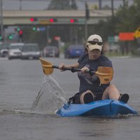 Tramps 'Hārvija' dēļ izsludina ārkārtas situāciju Luiziānā; Teksasā tūkstošiem cilvēku mitinās patversmēs