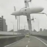 Taivānā avarējusi lidmašīna ar 58 cilvēkiem: Aculiecinieka video