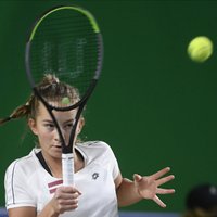 Vismane zaudē divos taibreikos un neiekļūst sava pirmā WTA turnīra ceturtdaļfinālā
