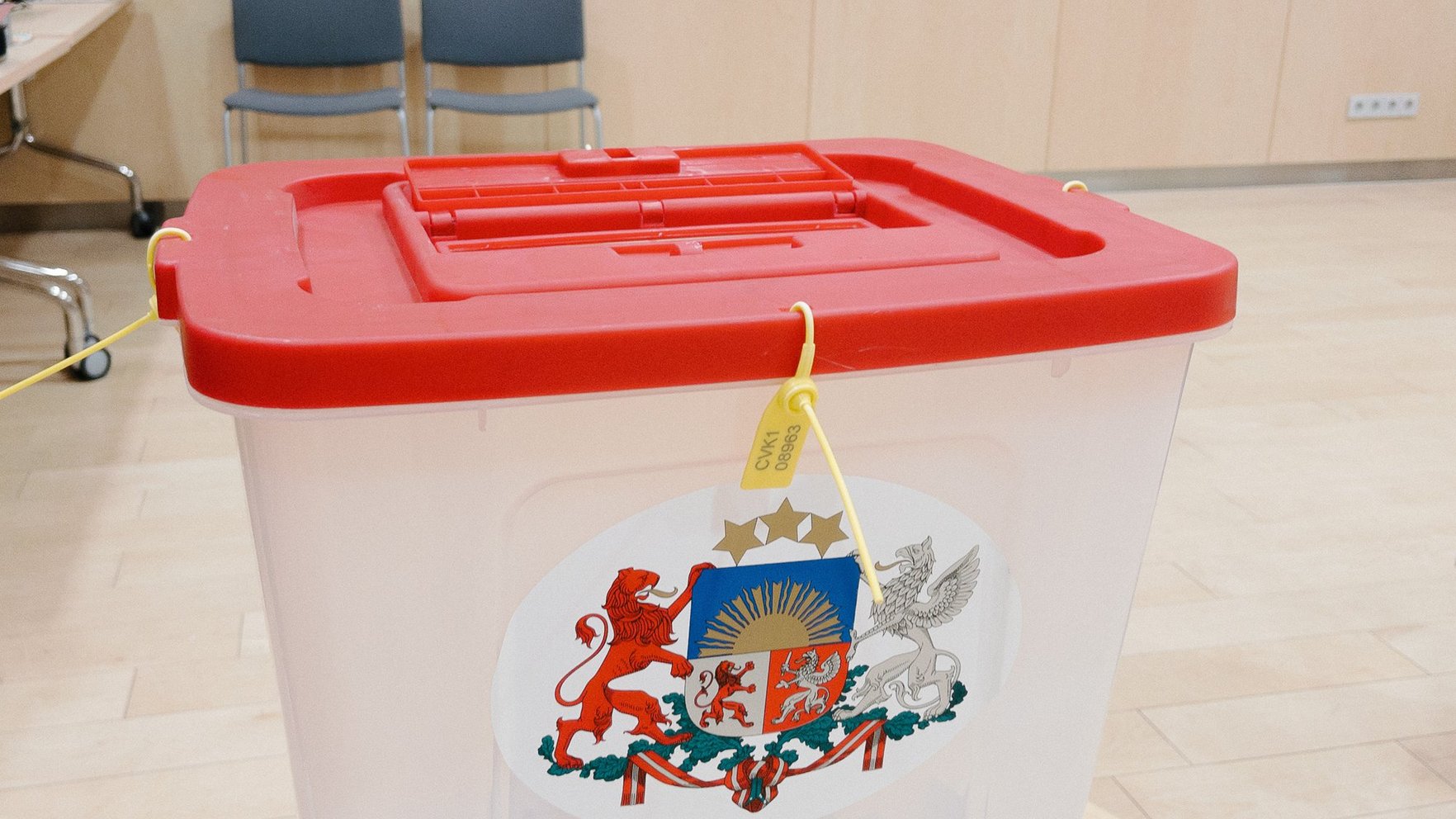 "Aploksne bez zīmoga," ziņo balsotāja; CVK skaidro – atsevišķs gadījums