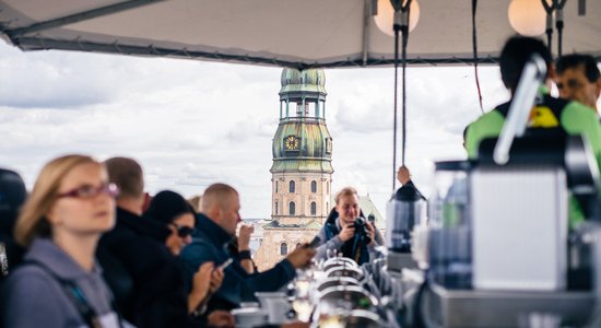 Foto: 'Dinner in The Sky' pusdienu piedzīvojums 50 metrus virs Vecrīgas