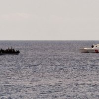 Mēģinot aizpeldēt uz Eiropu koka laivā, noslīkst afrikāņu migranti