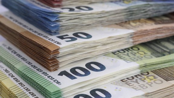 Latvija starptautiskajos finanšu tirgos piesaista miljardu eiro