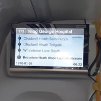 'Ceļojums laikā un telpā' – RMS minibusā ekrāns rāda pieturvietas angliski