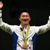Korejietis Dzins Rio kļūst par trīskārtēju olimpisko čempionu šaušanā ar pistoli