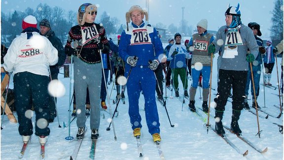 Tartu slēpošanas maratonu ieskandina retro slēpojums - 35