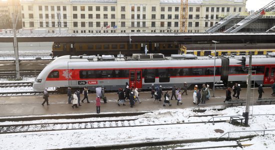 ФОТО: первый поезд из Вильнюса прибыл в Ригу. Будет ли продолжение маршрута до Таллина?