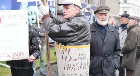 Video: Ap 30 cilvēku protestē pret bēgļu uzņemšanu