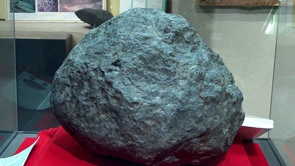 Ensisheim_meteorit_donnerstein_1_vss2007