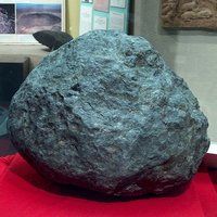 7. novembris pasaules vēsturē: Nokrīt senākais zināmais meteorīts