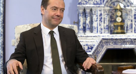 Медведев пожелал Путину "немножко отдохнуть"