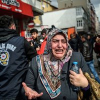 Foto: Turcijā ar plastmasas lodēm un asaru gāzi izklīdina protestantus