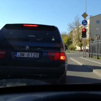 Video: 'BMW' vadītājs Jelgavā rupji pārkāpj noteikumus