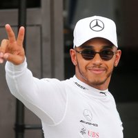 Hamiltons uzvar F-1 Francijas 'Grand Prix' izcīņas kvalifikācijā