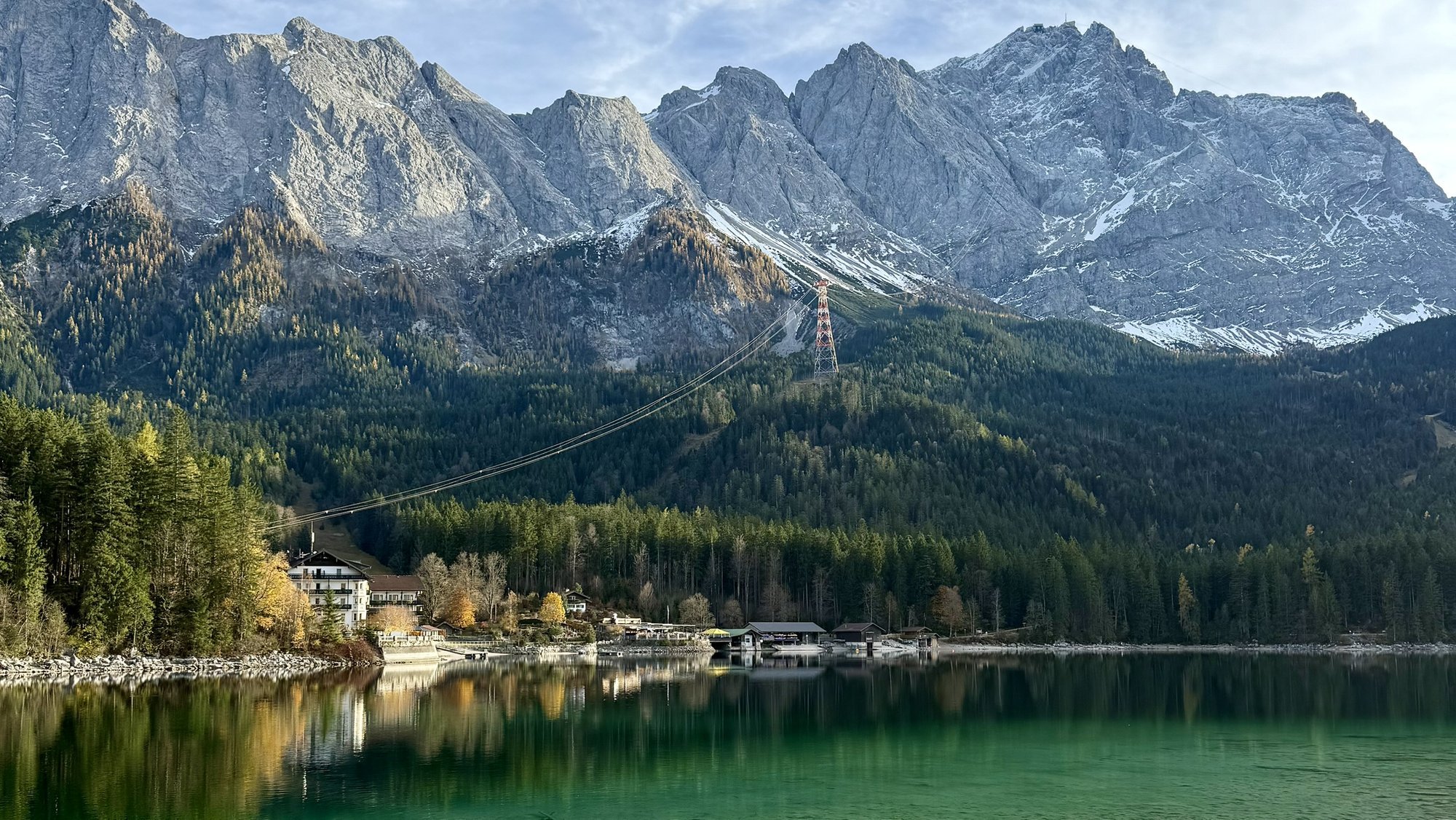 Dzidri ezeri un majestātiski kalni. Kā aiz astes noķert zelta rudeni ...